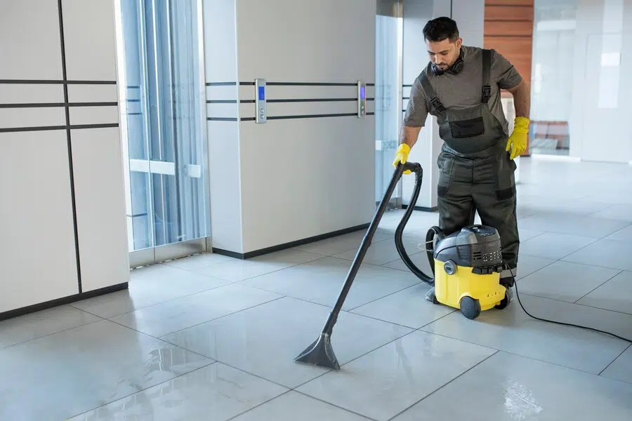 Quels sont les avantages des équipements de nettoyage automatiques pour les grandes surfaces ?